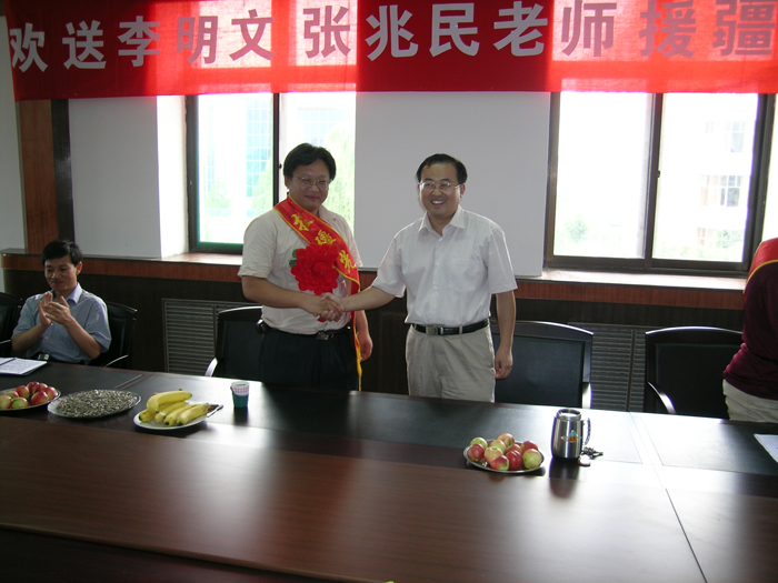 泰安一中两名教师赴新疆援教